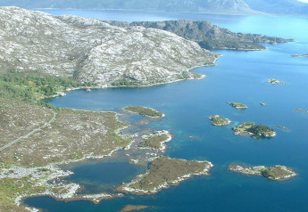 Luchtfoto genomen vanaf woonboot «38508-FISKHOLMEN» aan de Deense kust met rotsen en eilandjes.