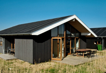 Chalet moderne pour 8 personnes à Ulfborg, façade en bois, terrasse spacieuse et design contemporain.