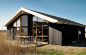 Modernes Ferienhaus für 8 Personen in Ulfborg, Dänemark, mit großen Fenstern in ruhiger Naturumgebung.