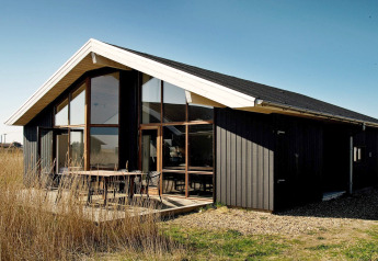 Modernes Ferienhaus für 8 Personen in Ulfborg, Dänemark, mit großen Fenstern in ruhiger Naturumgebung.