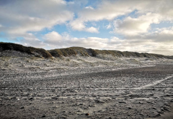 Sanddyner og blå himmel nær feriebolig for 8 personer i Ulfborg, Danmark med et naturligt landskab.