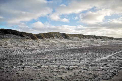 Dune di sabbia e cielo nuvoloso vicino a casa vacanza per 8 persone a Ulfborg, Danimarca.