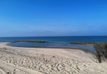 Zicht op het strand vanaf "8-persoons vakantiehuis in Ulfborg", Denemarken, met zee en zand.