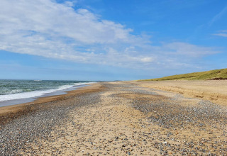 Spiaggia sabbiosa e ciottolosa vicino alla casa vacanze per 8 persone a Ulfborg, Danimarca.