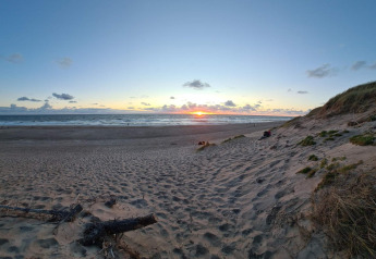 Coucher de soleil vu d’une dune près de la plage, proche du chalet 8 personnes à Ulfborg, Danemark.