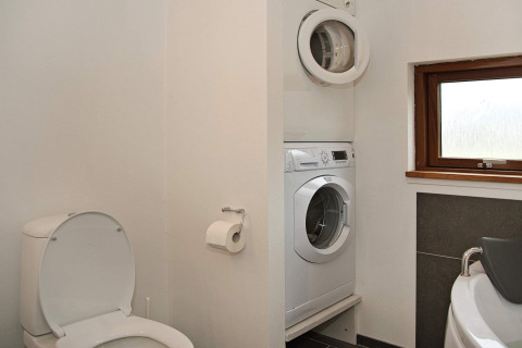 Bagno in una casa vacanze a Ulfborg, Danimarca, con WC, lavatrice, asciugatrice e finestra panoramica.