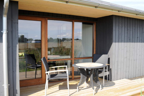 Terraza exterior de casa de vacaciones para 8 personas en Ulfborg, Dinamarca, con mesa y sillas.