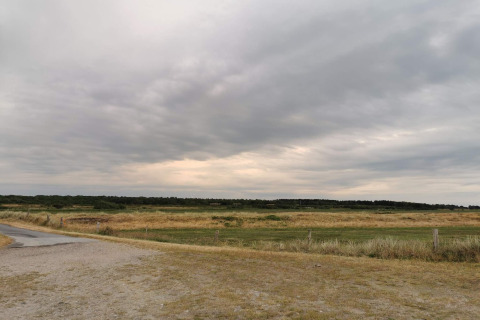 Vista del paesaggio dalla casa vacanze per 6 persone a Hadsund, Danimarca, sotto il cielo nuvoloso.