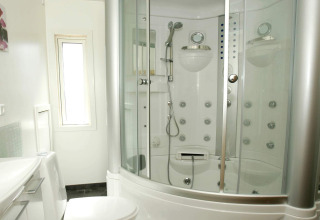 Bagno moderno con cabina doccia di lusso e WC in una casa vacanze per 6 persone a Hadsund, Danimarca.