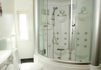 Moderne badkamer met luxe douchecabine en toilet in een 6-persoons vakantiehuis in Hadsund, Denemarken.