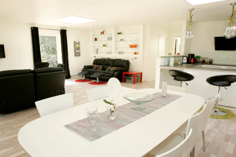 Soggiorno e cucina moderni e luminosi con area pranzo in casa vacanze per 6 persone a Hadsund, Danimarca.