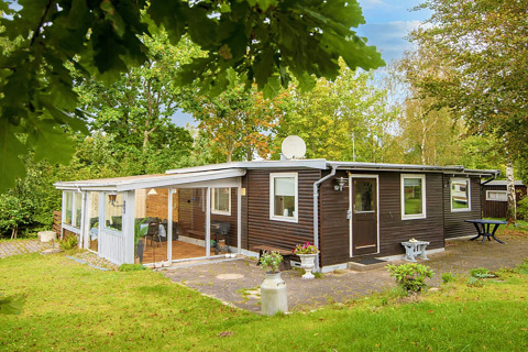 Charmante maison de vacances pour 4 personnes à Allingåbro, avec jardin, terrasse et cadre verdoyant.