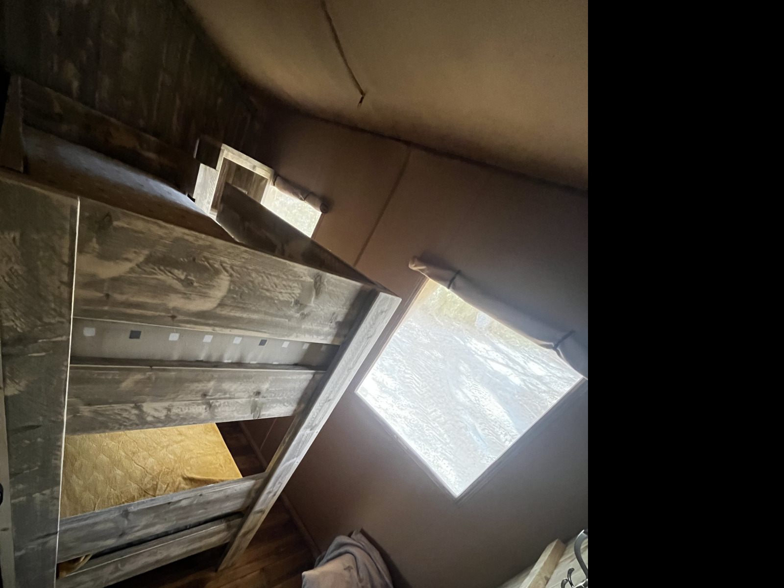 Interieur van safaritent Lodge «Woody 27» met stapelbed op Camping Les Franquettes in Frankrijk.