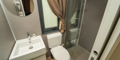 Bathroom in Cottage Next XL superior at Weekend Glamping Resort Italy featuring shower and toilet.