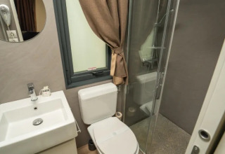 Bathroom in Cottage Next XL superior at Weekend Glamping Resort Italy featuring shower and toilet.