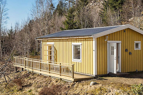 Chalet jaune avec terrasse, situé en pleine nature près de Hällevadsholm pour 4 personnes en Suède.