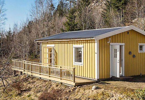 Chalet jaune avec terrasse, situé en pleine nature près de Hällevadsholm pour 4 personnes en Suède.