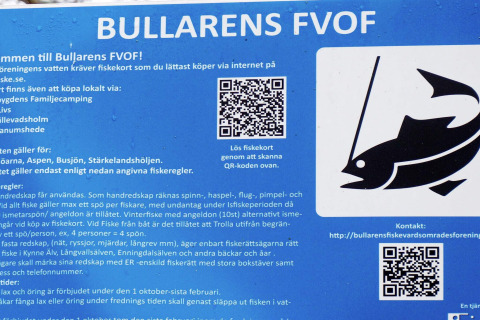 Informationsschild von Bullarens FVOF zu Angelschein, Regeln und QR-Codes bei Hällevadsholm, Schweden.