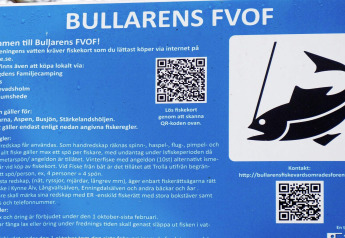 Informationsskilt for Bullarens FVOF, fiskekort, regler og QR-koder, fotograferet i Hällevadsholm, Sverige.