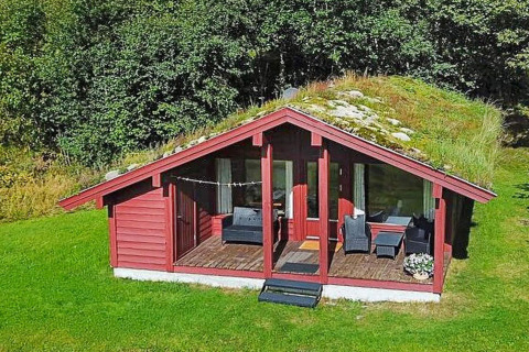 Gezellige rode chalet in Olden voor 6 personen, met grasdak, terras en groene omgeving.