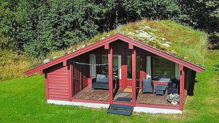 Chalet rouge pour 6 personnes à Olden, avec toit végétalisé, terrasse et environnement verdoyant.