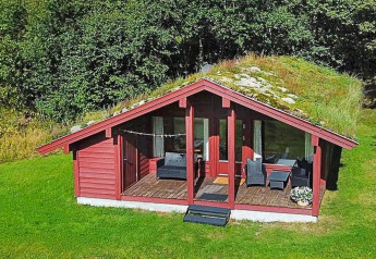Sfeervol rood vakantiehuis voor 6 personen in Olden, met groendak en terras in groene omgeving.