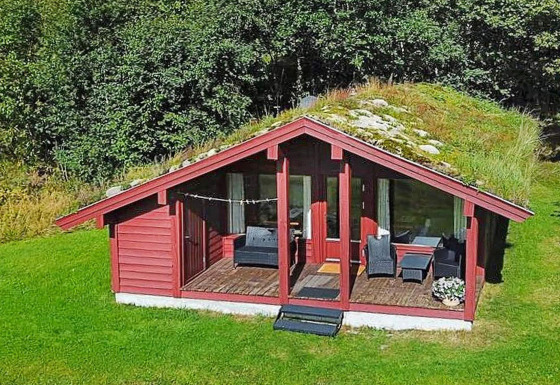 Accogliente chalet rosso per 6 persone a Olden, con tetto erboso, veranda e natura circostante.