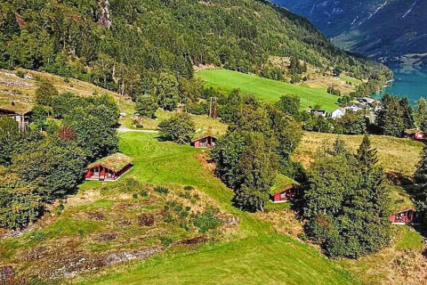 Luftaufnahme eines 6-Personen-Ferienhauses in Olden, Dänemark, umgeben von Hügeln und Wäldern.