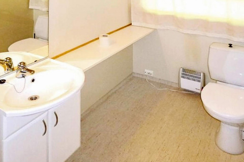 Bagno in una casa vacanze per 6 persone a Olden, Danimarca, con lavabo, specchio e wc.