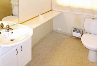 Bagno in una casa vacanze per 6 persone a Olden, Danimarca, con lavabo, specchio e wc.