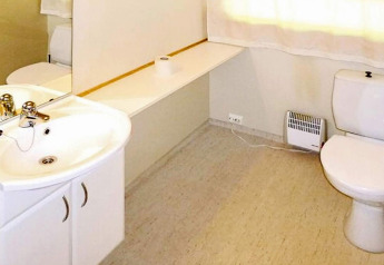 Badkamer in een 6-persoons vakantiehuis in Olden, Denemarken, met wastafel, spiegel en toilet.