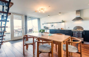 Cuisine ouverte moderne et salle à manger sur une péniche avec terrasse dans une maison de vacances 6 personnes à Hemmet, Danemark.