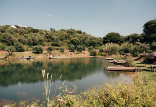 Vista pintoresca del lago y naturaleza en Wecamp Reserva Alecrim, parque vacacional en Alentejo, Portugal.