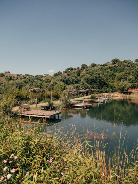 Pedane in legno sul lago presso il parco vacanze Wecamp Reserva Alecrim in Alentejo, Portogallo.