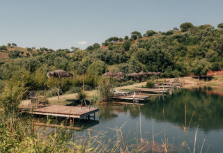 Pedane in legno sul lago presso il parco vacanze Wecamp Reserva Alecrim in Alentejo, Portogallo.