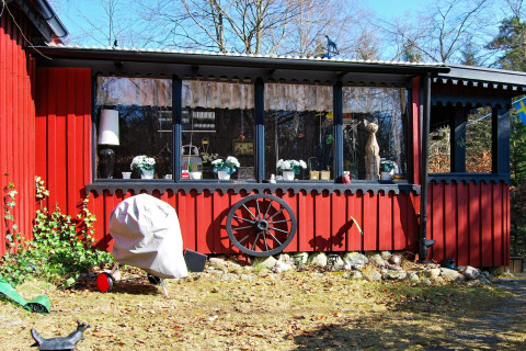 Casa vacanze rossa per 4 persone a TJÖRNARP, Svezia, con grandi finestre e giardino decorato.