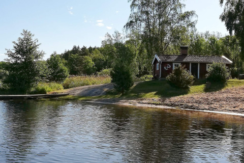 Casa vacanze per 4 persone a NORRTÄLJE, situata sul lago e immersa nel verde della natura.