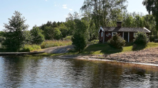 Vakantieverblijf voor 4 personen in NORRTÄLJE, een huisje aan het meer temidden van groene natuur.