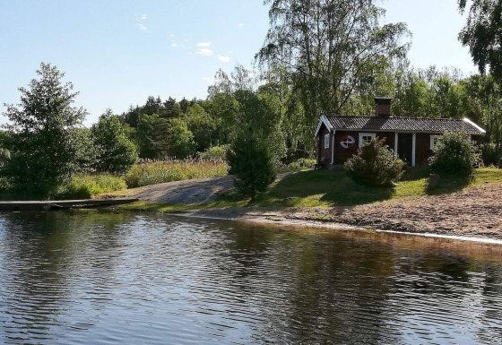 4-Personen-Ferienhaus in NORRTÄLJE, idyllisch am See gelegen, umgeben von grüner Natur.