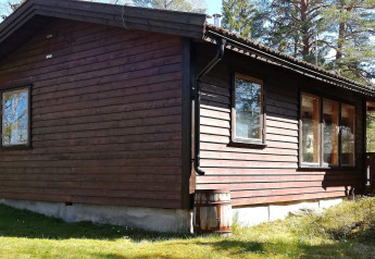 Gemütliches Holzhaus der '4 person holiday home in NORRTÄLJE', umgeben von Natur und Bäumen in Schweden.