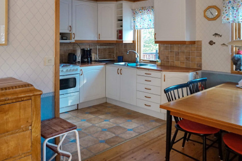 Gezellige keuken en eethoek in het vakantiehuis '4 person holiday home in NORRTÄLJE' in Zweden.