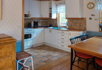 Gemütliche Küche und Essbereich im Ferienhaus '4 person holiday home in NORRTÄLJE' in Schweden.