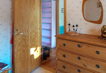 Interieur van een knusse slaapkamer met ladekast, spiegel en gang in een vakantiehuis in Norrtälje, Zweden.