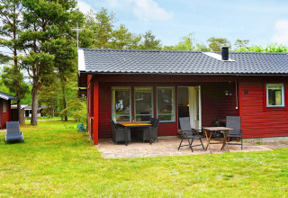 Rood vakantiehuis voor 6 personen in Mönsterås, Zweden, met terras en tuinmeubilair in een groene omgeving.