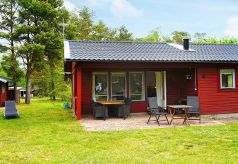 Rode vakantiewoning voor 6 personen in Mönsterås, Zweden, met terras, tuinmeubilair en groene omgeving.