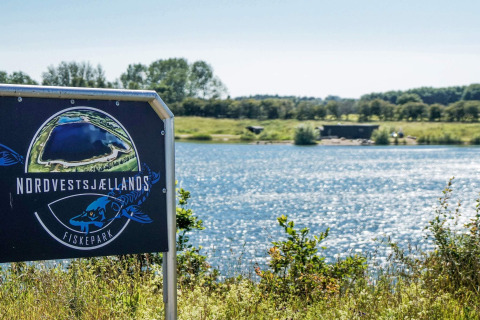 Panneau du Nordvestsjællands Fiskepark au bord de l’eau près du lodge 6 personnes à Eskebjerg, Danemark.