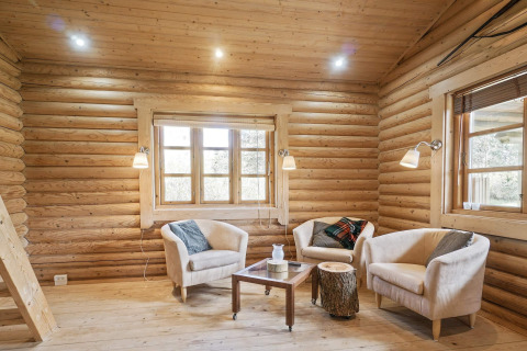 Gemütlicher Wohnbereich einer Blockhütte im '6-Person Home in Eskebjerg', Dänemark, mit moderner Einrichtung.