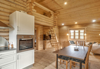 Gezellige houten lodge in Eskebjerg, Denemarken, met eethoek, keuken en zithoek.