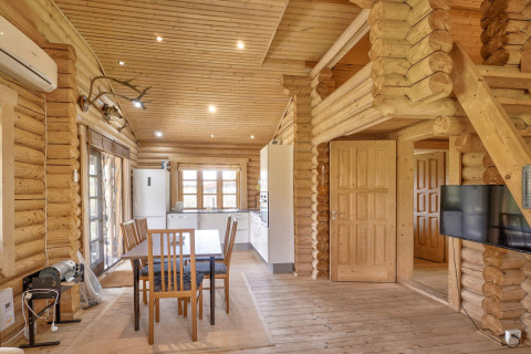 Intérieur de chalet en bois avec salle à manger, cuisine et espace salon à Eskebjerg, Danemark, pour 6 personnes.