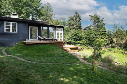 Casa vacacional para 6 personas en Melby, Dinamarca, con terraza de madera y jardín verde en el exterior.